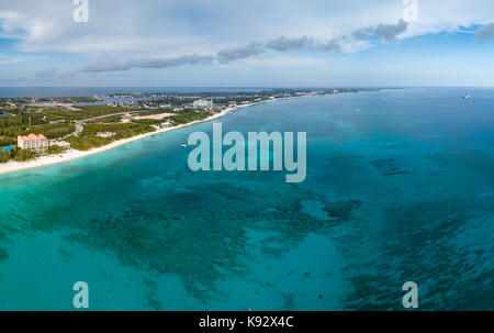 Drone aérien vue de Seven Mile Beach sur l'île Grand Caïman dans les Caraïbes Banque D'Images