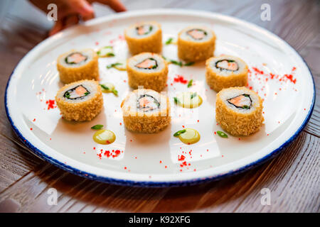 Rouleaux de sushi frais servi dans une assiette au restaurant Banque D'Images