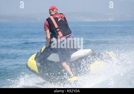 S'amuser sur une étincelle Sea Doo Jet Ski sur la mer Banque D'Images