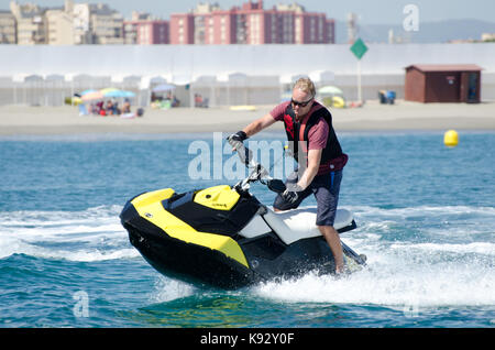 S'amuser sur une étincelle Sea Doo Jet Ski sur la mer Banque D'Images