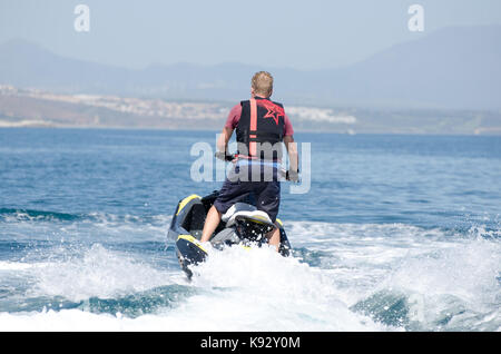 S'amuser sur une étincelle Sea Doo Jet Ski sur la mer Banque D'Images