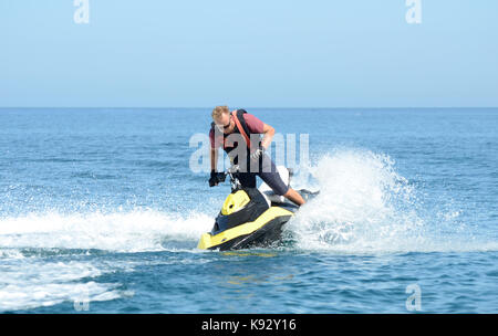 S'amuser sur une étincelle Sea Doo Jet Ski sur la mer Banque D'Images