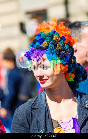 Interprète féminine avec chapeau coloré et bulle sur le Royal Mile, au cours de l'Edinburgh International Festival Fringe, Ecosse, Royaume-Uni Banque D'Images