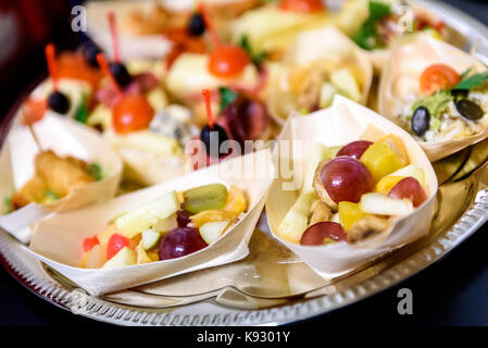 Canapés faits maison petits sandwiches apéritifs. mélange de différents snacks snacks pour une fête ou un banquet sur une assiette. Banque D'Images