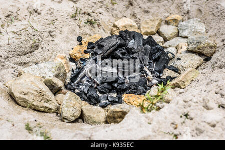 Barbecue Barbecue improvisé fait maison sur plage de sable en vacances. faire un feu, charbon, briquettes barbecue dans le sable avec des roches et des pierres sur le Banque D'Images