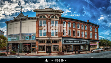 Lenoir Caroline du centre-ville - bâtiments anciens - grand bâtiment siège républicain démocratique et toute la ville bloc 1 photo Banque D'Images
