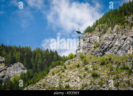 Effectuer un sauvetage en hélicoptère de l'armée dans les montagnes. planant broyeur est assistant en komarca plus d'accidents de montagne en Slovénie. Banque D'Images