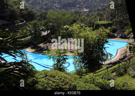 Tennekumbura Kandy au Sri Lanka l'Earl's Regency Hôtel Piscine Banque D'Images