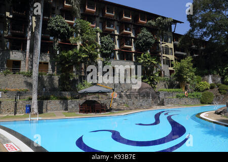 Tennekumbura Kandy au Sri Lanka l'Earl's Regency Hôtel Piscine Banque D'Images