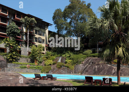 Tennekumbura Kandy au Sri Lanka l'hôtel Earl's Regency transats autour de la piscine Banque D'Images