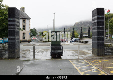 Montagnes couvertes de nuages au-dessus de la ville de Blaenau Ffestiniog Gallois avec un moteur de la carrière et de l'ardoise les obélisques pour commémorer le passé minier de la ville Banque D'Images