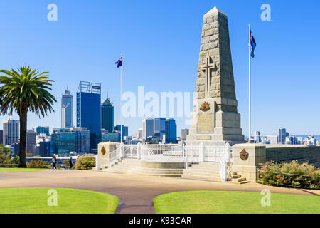 Mémorial de la guerre et de l'état de vue de Perth CBD, Kings Park, Perth, Australie occidentale Banque D'Images