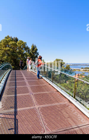 Les gens sur le parc Kings Lotterywest Federation pont passerelle, Perth, Australie Banque D'Images