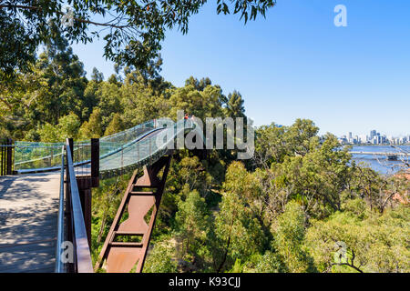 Les gens sur le parc Kings Lotterywest Federation pont passerelle avec vue sur vers la ville de Perth, Australie occidentale, Australie Banque D'Images