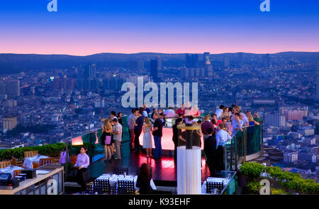 Vue sur 'sirocco' sky bar et l'horizon de Bangkok Banque D'Images