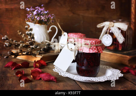 Pot de confiture fait maison rustique rétro Banque D'Images