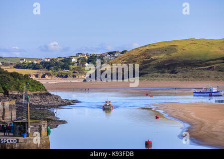 Vue de Padstow, une petite ville/village de pêcheurs sur la rive ouest de la rivière à travers l'estuaire de chameau vers Trebetherwick, côte nord de Cornwall Banque D'Images