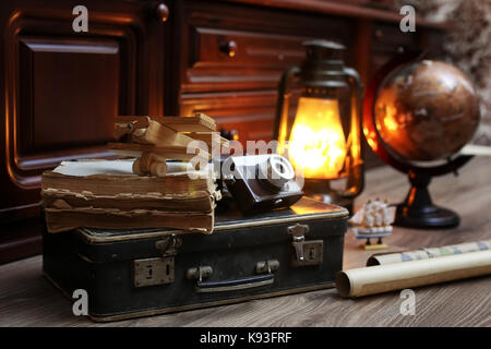 Composition sur un sol en bois vintage globe avec le vieux cuir sui Banque D'Images