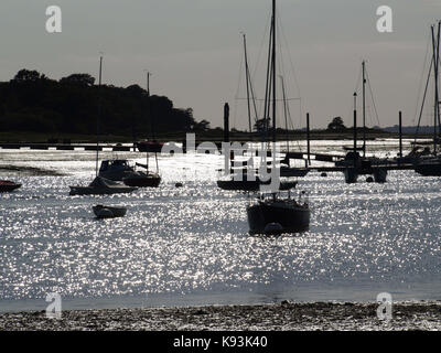 Bateaux dans chichester Harbour au crépuscule Banque D'Images