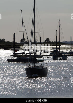 Bateaux dans chichester Harbour au crépuscule Banque D'Images