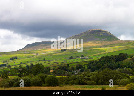 Pen-yGhent près de Horton dans Ribblesdale Parc National des Yorkshire Dales Yorkshire Angleterre Royaume-Uni UK Banque D'Images