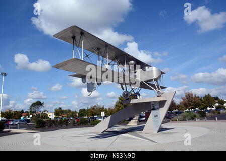 Avion Breguet-Michelin monument sur le parking de l'aéroport de Clermont-Auvergne France Banque D'Images