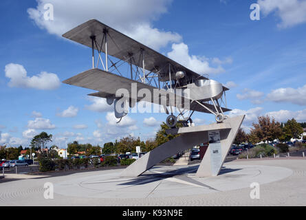 Avion Breguet-Michelin monument sur le parking de l'aéroport de Clermont-Auvergne France Banque D'Images