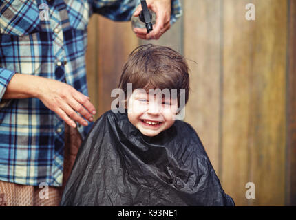 Un petit garçon est rognée dans le salon de coiffure Banque D'Images