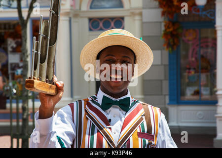 Musicien de rue touristes divertissant à Walt Disney's Magic Kingdom, Orlando, Floride, l'Amérique Banque D'Images