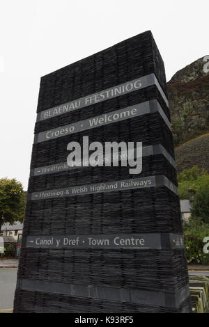 Informations touristiques sur plaque de rue donnant des directives en ardoise dans la ville minière de gallois historique blaenau ffestiniog en anglais et gallois langu Banque D'Images