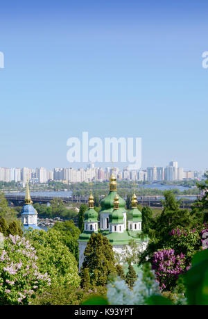 Église du Monastère Vydubychi parmi les buissons de lilas en fleurs au printemps. Kiev, Ukraine. Banque D'Images