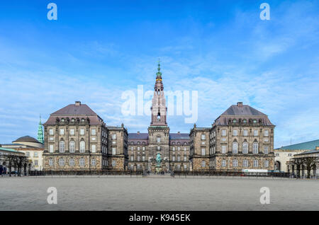 Vue extérieure de la façade du palais de christiansborg, sur l'île de slotsholmen, le parlement danois, le Folketing, la Cour suprême et le mini Banque D'Images