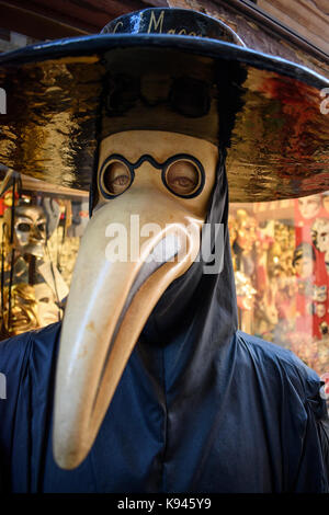 Costume masqué caractère, Carnaval de Venise, le port de medico della peste, la peste médecin, masque. Banque D'Images