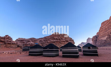 Tentes des bédouins dans le désert de Wadi Rum désert dans le sud de la Jordanie. Banque D'Images