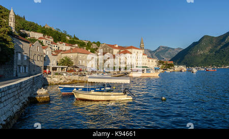 Avis de bateaux dans port et ville de perast dans la baie de Kotor, Monténégro. Banque D'Images