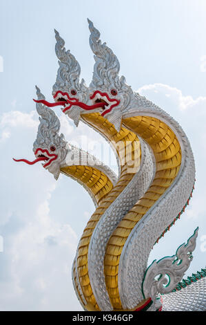 Statue de Naga d'argent avec la tête de l'arbre près de l'église dans le temple thaïlandais. Banque D'Images