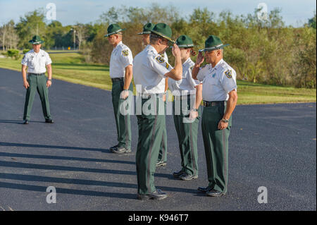 Agent de la percer instructeurs, comité permanent pour l'inspection et en saluant, en attente de la nouvelle classe de l'école de police de tomber dans la formation. Banque D'Images