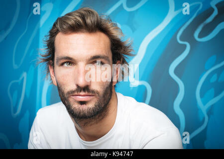 Frederico Morais, surfeur professionnel portugais qui compétitionne sur le monde de la Ligue de surf, lors d'un entretien à Estoril, Portugal. Banque D'Images