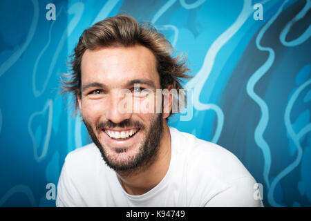 Frederico Morais, surfeur professionnel portugais qui compétitionne sur le monde de la Ligue de surf, lors d'un entretien à Estoril, Portugal. Banque D'Images