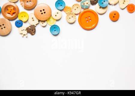 Beaux boutons colorés sur fond blanc. belle composition d'artisanat. Un bouton sur un fond blanc. Banque D'Images