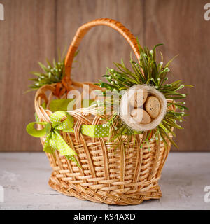 Beau panier décoratif avec des fleurs pour célébrer Pâques Banque D'Images