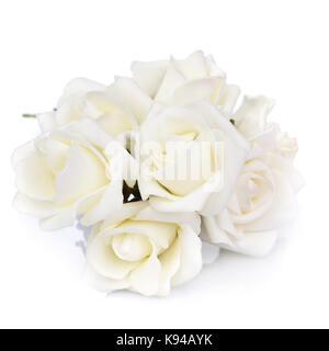 Bouquet de roses blanches sur un fond blanc Banque D'Images