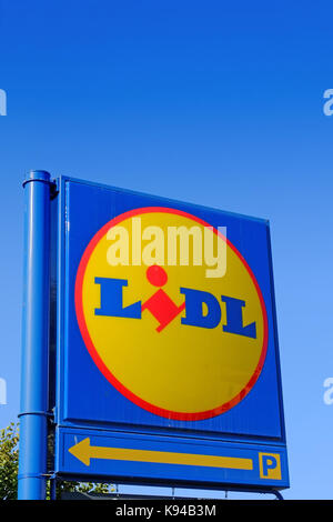 Budget Lidl supermarché against a blue sky Banque D'Images