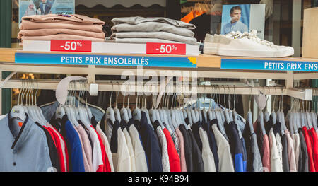 NOIRMOUTIER, FRANCE - Juillet 03, 2017 : Vitrine d'un magasin de vêtements au cours de l'été SOLDES 2017, une opération nationale qui permet aux traders de vide e Banque D'Images