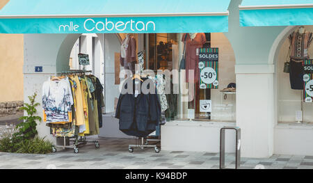 NOIRMOUTIER, FRANCE - Juillet 03, 2017 : Vitrine d'un magasin de vêtements au cours de l'été SOLDES 2017, une opération nationale qui permet aux traders de vide e Banque D'Images