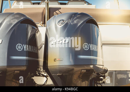 TALMONT SAINT HILAIRE, FRANCE - 23 septembre 2016 : close-up de la buse d'un couple de moteurs hors-bord Yamaha de 250 sur un bateau de luxe Banque D'Images