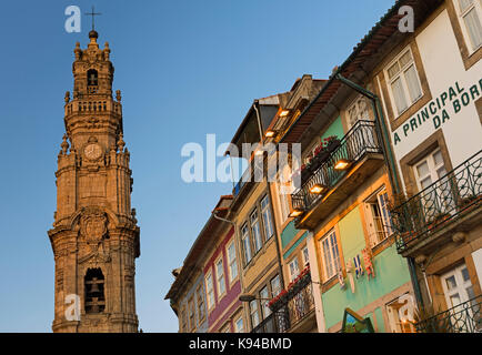 La tour Torre dos Clérigos et la Casa boutique traditionnel oriental Porto Portugal Banque D'Images