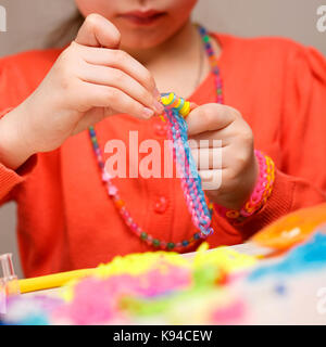 Cute girl portrait production de caoutchouc bracelet bande Banque D'Images