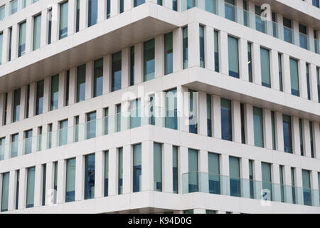 La texture de la façade moderne. vue en perspective d'une façade en béton blanc aux volets bleus Banque D'Images