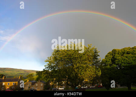 Arc-en-ciel de couleurs sur le village de Bainbridge dans Yorkshire Dales National Park England Royaume-Uni UK Banque D'Images